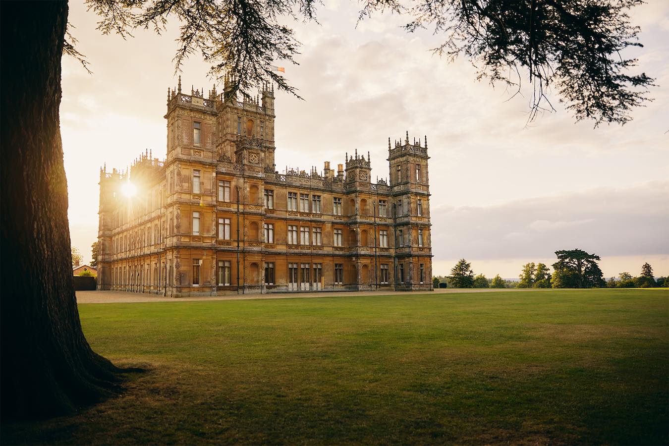 News: booking Downton Abbey's castle on Airbnb for a night