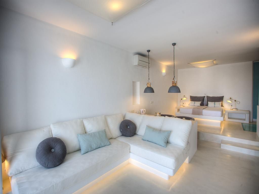 Deluxe Suite in front of the Pool [Pool View & Partial Sea View] 42-50m²