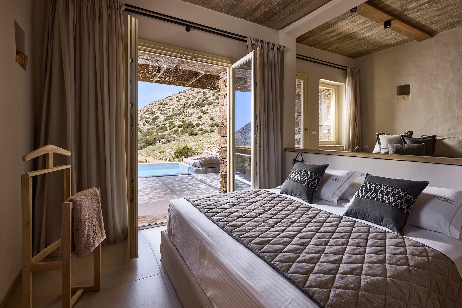 Apsila Pool Suites, Sifnos - Travel Food People