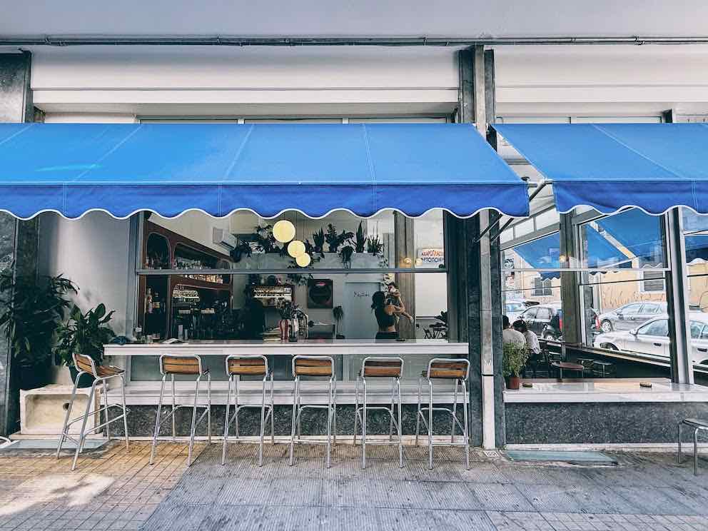 Athens: coffee, drinks and bites at buzzing KOMNA TRAKA