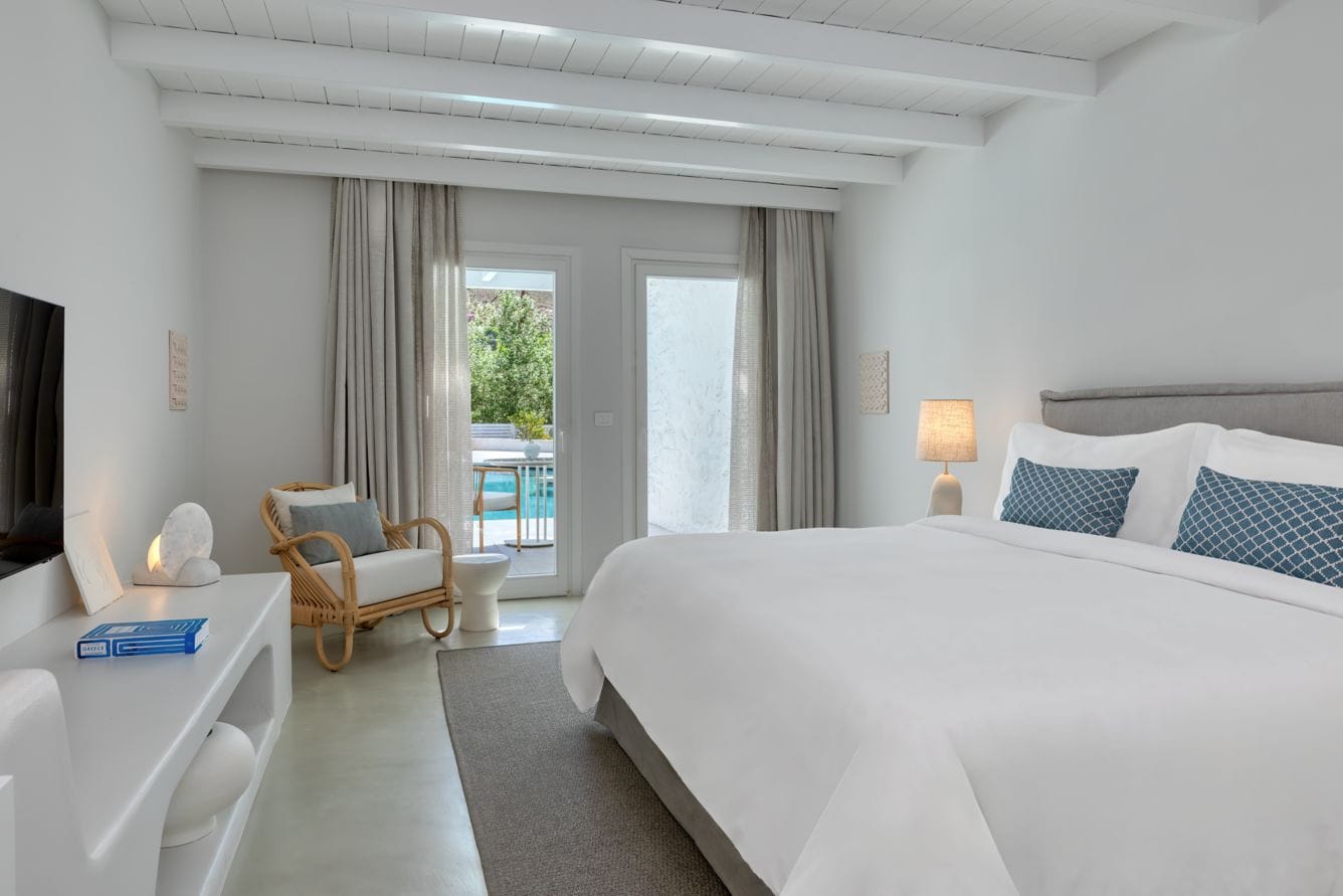 Junior Suite Sharing Pool- Suite- 1 King- Poolside view